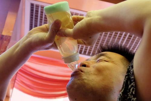 母乳能让自己老公喝吗,让爱跨越界限，老公也能享用母爱滋养